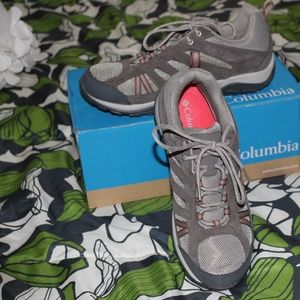 NEW NEVER WORN Columbia Hiking shoes size 10